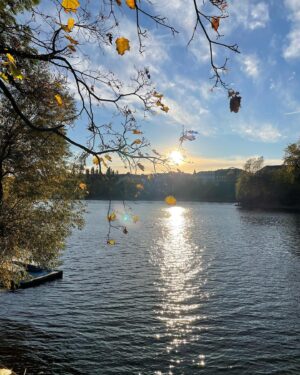 Sabina Laurinová Instagram - Po zkoušce v divadle..🍁Ještě pár paprsků….