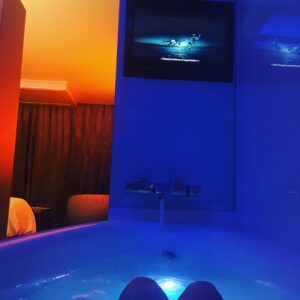 Sabine Perraud Instagram - Regarder la télé dans son bain. Situation inédite que je savoure à #oceaniahotels grâce aux @les_coquettes_off 
#ontour #boulotdodo #avantagesennature