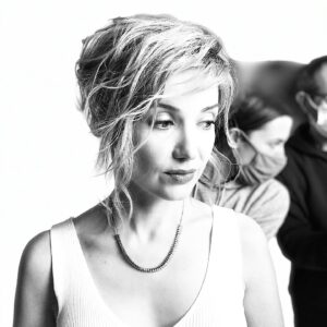 Sabine Perraud Instagram - Shooting promo fort agréable grâce aux adorables @audrey.jehanno au stylisme @jeffgaudin à la coiffure et @kakie.makeupartist au ravalement ;)