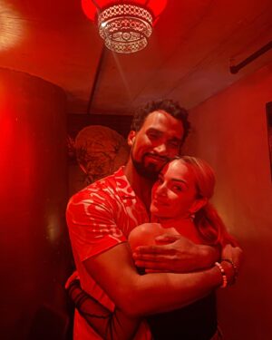 Sabrina Grdevich Instagram - Fuzzy 🍑🍑& tequila 
Perfect combo 
🙏 @briannehowey🥂🧡