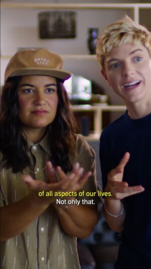Sabrina Jalees Instagram - No one explains ‘Benefits with Friends’ better than @hooraymae and @sabrinajalees themselves. Listen to them now at the link in bio. #BenefitswithFriendsxAudible #Audible #friendship #goals 
.
.
Personne n’explique mieux « Benefits with Friends » que @hooraymae et @sabrinajalees elles-mêmes. Écoutez-les en cliquant sur le lien dans la bio. (contenu en anglais)