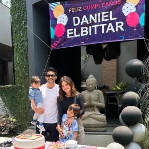 Sabrina Seara Instagram - Feliz cumpleaños al rey de la casa ❤️

Si algo es bien difícil es sorprender a @danielelbittar y hoy lo logramos con Mariachis y todo en el set de #elamornotienereceta 🎬 ( vean el video completo 😜) Gracias @juanosorio.oficial @soyevadaniela por ser nuestros cómplices en este día tan especial !

Te amamos y no podemos estar más felices de estar juntos en familia