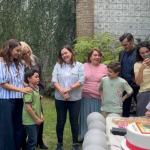 Sabrina Seara Instagram - Feliz cumpleaños al rey de la casa ❤️

Si algo es bien difícil es sorprender a @danielelbittar y hoy lo logramos con Mariachis y todo en el set de #elamornotienereceta 🎬 ( vean el video completo 😜) Gracias @juanosorio.oficial @soyevadaniela por ser nuestros cómplices en este día tan especial !

Te amamos y no podemos estar más felices de estar juntos en familia