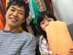 Saburo Tokito Instagram - 今日のスタジオ収録での一コマ。
顔より大きいタコせんべいを頬張る加藤柚凪ちゃん（つぐみ）と。
#監察医朝顔 #月９ #加藤柚凪