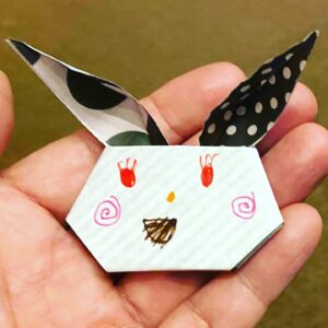Saburo Tokito Instagram - つぐみ役の加藤柚凪ちゃん、
今回はウサギを折ってくれました。
監察医朝顔2、今夜9時から第6話放送です。
#監察医朝顔