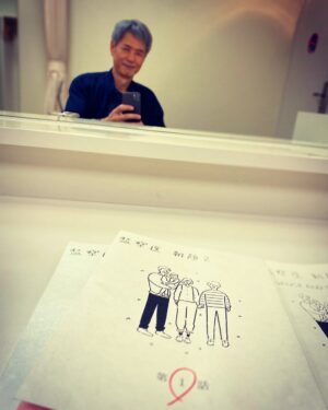 Saburo Tokito Instagram - 本番以外はフェイスシールドやマスク、セットに入るたびに手の消毒、定期的な体温測定などなど、いろんなコロナ対策をしながらの「監察医朝顔2」のスタジオ収録。
まだ外でのロケはやってないけど、炎天下のフェイスシールドはキビシイだろうなぁ。ブツブツ…