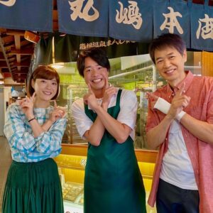 Saburo Tokito Instagram - 俺の中途半端な「シュウペイポーズ」笑
シュウペイさんがいるだけで現場がなごむ！
NGを出したら「時を戻そう！」ですね。
監察医朝顔2、明日9時から新春スペシャル（2時間）放送です。
“総集編”ではなく、全編新エピソード！
シュウペイさんの出番、お楽しみに。
#監察医朝顔
#上野樹里 #時任三郎
#ぺこぱ #シュウペイ