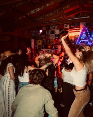 Sacha Carlson Instagram - It was an electrifying SOLD OUT show @aviatornationdreamland Friday night with @britleyred and @americanhustlerband !!! @westsidewesterns took us to dreamland and back again 🤠🌈✨🌻🕺 📸: @sophiakeefe.jpg  #westsidewestern #dreamland #rocknroll