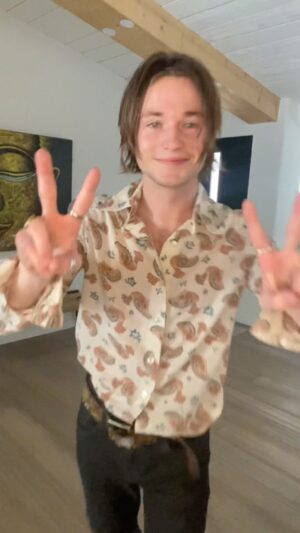 Sacha Carlson Instagram - Get ready with me for @dreamitcon tomorrow!!! à bientôt Paris!!!