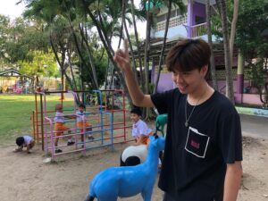 Sadanont Durongkhaweroj Instagram - Such a big moment and nothing but gratitude
นี่คงเป็นการกล่าวถึงเผื่อเป็นเครื่องย้ำเตือน เผื่อเป็นเพื่อนที่หวนหาเมื่อเวลาล่วงเลย เผื่อเป็นสถานที่ความทรงจำที่เราต่างได้เติบโตเรียนรู้
คำแรกก็คงจะเป็น รักมากๆเลยว่ะครับไอสัสทุกคน
ในขณะที่เราต่างมีชีวิตการงานหน้าที่ความรับผิดชอบตัวเองสิ่งนึงที่สถานะนักศึกษาจะดึงคนมาอยู่รวมกันได้คือธีสิส และแน่นอน แม่งหินมากๆสำหรับหลายๆคน เราเห็นทุกคนตั้งแต่วันที่กังวลใจจนวันที่ร้องไห้ตื้นตันเพราะสิ่งที่ผ่านพ้นมา
และแน่นอน 100% มันมาจากมือพวกมึงเองทั้งนั้นเลยนะ จากกายหยาบ จากสมอง จากความรู้สึกพวกมึงเองทั้งนั้นเลย
ภูมิใจแทนจริงๆสำหรับทุกปัญหาที่ก้าวผ่าน วันนี้อาจจะยังยากที่จะเชื่อ แต่เดี๋ยวเวลาคงพาไปพิสูจน์เองซักวันนึง
ขอบคุณที่ไว้ใจให้เรามาทำงานนี้ในฐานะ Acting Coach ซึ่งยากมากกก เอ๋อแดกเป็นกิจวัตรเลย แต่ขอบคุณมากจริงๆ
อยากจะขอขอบคุณคุณลุงวัลลภ และ พี่เนส ผู้น่ารัก ที่มีเครื่องมือให้ยืมใช้กันถ้วน ขอบคุณทุกชอยส์ที่คุณเลือกกันมา ไม่ว่าจะเป็นอะไรสำหรับผมมันใหม่มากๆ และผมได้เรียนรู้จากคุณไปด้วย เป็นประสบการณ์ทำงานที่สนุกและสบายใจมากๆเลย
Shout out to คุณแม่ญี่ปุ่น @yipoon.nutpaphat คุณพี่สายฟ้า น้องเซฟ @sncnpy  ที่มาร่วมเป็นส่วนหนึ่งของครอบครัวภูนะครับ การมีพวกคุณทุกคนอยู่กับภูมันอบอุ่นเหลือเกินจริงๆ ขอบคุณขอบคุณขอบคุณ
Shout out to the team! พวกนาย เรารู้กัน รักเสมอ
Shout out to น้องๆพี่ๆที่มาช่วย ขอบคุณทุกแรงใจ และดีใจมากๆกับฟี้ดแบคการทำงาน ขอให้ได้อะไรดีๆไปใช้กับกองอื่นๆนะฮะ spread the love!!
ขอบคุณชาวสมุทรปราการและละแวกใกล้เคียงสถานที่ถ่ายทำที่น่ารักกับพวกผมกันมากๆ โดยเฉพาะน้องๆอนุบาลที่น่ารักมากมากกกกกกกก โอ้ยยยยยยยย น้องงงงงงงง
และที่สำคัญ ที่ซึ่งไม่เคยพูดกล่าวที่ใดในรูปแบบไหน
ขอบคุณตัวเองมากๆเลยที่ในขณะที่กลัวจนแทบจะหัวหดกับโลกกว้างนี้ ยังคงกล้าที่จะออกไปข้างนอก ออกไปทำไปสร้าง ไปสานฝันอยู่เรื่อยๆจนถึงทุกวันนี้ นี่จะเป็นเช็คพอยท์สำคัญในชีวิตผมอีกหนึ่งหมุด และมันจะมีความหมายอยู่ไปอีกนาน

และถึงทุกๆคนที่มีส่วนร่วมให้เกิดงานนี้ขึ้นมา ขอขอบพระคุณอย่างสุดหัวจัย

อยากจะฝาก “ ใต้ฝุ่น “ ไว้ในอ้อมอ๊กออมใจ๋ทุกท่านนะครับ ติชมกันได้ เพราะทุกเสียงจากคนดูหลังจากนี้จะสำคัญมากๆ เจอกันอีกทีที่ ฤดูหนัง ปลายปีนี้ครับ :)
📸 : @thiengkim @guyguyyyyyy