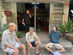 Sadanont Durongkhaweroj Instagram - Such a big moment and nothing but gratitude
นี่คงเป็นการกล่าวถึงเผื่อเป็นเครื่องย้ำเตือน เผื่อเป็นเพื่อนที่หวนหาเมื่อเวลาล่วงเลย เผื่อเป็นสถานที่ความทรงจำที่เราต่างได้เติบโตเรียนรู้
คำแรกก็คงจะเป็น รักมากๆเลยว่ะครับไอสัสทุกคน
ในขณะที่เราต่างมีชีวิตการงานหน้าที่ความรับผิดชอบตัวเองสิ่งนึงที่สถานะนักศึกษาจะดึงคนมาอยู่รวมกันได้คือธีสิส และแน่นอน แม่งหินมากๆสำหรับหลายๆคน เราเห็นทุกคนตั้งแต่วันที่กังวลใจจนวันที่ร้องไห้ตื้นตันเพราะสิ่งที่ผ่านพ้นมา
และแน่นอน 100% มันมาจากมือพวกมึงเองทั้งนั้นเลยนะ จากกายหยาบ จากสมอง จากความรู้สึกพวกมึงเองทั้งนั้นเลย
ภูมิใจแทนจริงๆสำหรับทุกปัญหาที่ก้าวผ่าน วันนี้อาจจะยังยากที่จะเชื่อ แต่เดี๋ยวเวลาคงพาไปพิสูจน์เองซักวันนึง
ขอบคุณที่ไว้ใจให้เรามาทำงานนี้ในฐานะ Acting Coach ซึ่งยากมากกก เอ๋อแดกเป็นกิจวัตรเลย แต่ขอบคุณมากจริงๆ
อยากจะขอขอบคุณคุณลุงวัลลภ และ พี่เนส ผู้น่ารัก ที่มีเครื่องมือให้ยืมใช้กันถ้วน ขอบคุณทุกชอยส์ที่คุณเลือกกันมา ไม่ว่าจะเป็นอะไรสำหรับผมมันใหม่มากๆ และผมได้เรียนรู้จากคุณไปด้วย เป็นประสบการณ์ทำงานที่สนุกและสบายใจมากๆเลย
Shout out to คุณแม่ญี่ปุ่น @yipoon.nutpaphat คุณพี่สายฟ้า น้องเซฟ @sncnpy  ที่มาร่วมเป็นส่วนหนึ่งของครอบครัวภูนะครับ การมีพวกคุณทุกคนอยู่กับภูมันอบอุ่นเหลือเกินจริงๆ ขอบคุณขอบคุณขอบคุณ
Shout out to the team! พวกนาย เรารู้กัน รักเสมอ
Shout out to น้องๆพี่ๆที่มาช่วย ขอบคุณทุกแรงใจ และดีใจมากๆกับฟี้ดแบคการทำงาน ขอให้ได้อะไรดีๆไปใช้กับกองอื่นๆนะฮะ spread the love!!
ขอบคุณชาวสมุทรปราการและละแวกใกล้เคียงสถานที่ถ่ายทำที่น่ารักกับพวกผมกันมากๆ โดยเฉพาะน้องๆอนุบาลที่น่ารักมากมากกกกกกกก โอ้ยยยยยยยย น้องงงงงงงง
และที่สำคัญ ที่ซึ่งไม่เคยพูดกล่าวที่ใดในรูปแบบไหน
ขอบคุณตัวเองมากๆเลยที่ในขณะที่กลัวจนแทบจะหัวหดกับโลกกว้างนี้ ยังคงกล้าที่จะออกไปข้างนอก ออกไปทำไปสร้าง ไปสานฝันอยู่เรื่อยๆจนถึงทุกวันนี้ นี่จะเป็นเช็คพอยท์สำคัญในชีวิตผมอีกหนึ่งหมุด และมันจะมีความหมายอยู่ไปอีกนาน

และถึงทุกๆคนที่มีส่วนร่วมให้เกิดงานนี้ขึ้นมา ขอขอบพระคุณอย่างสุดหัวจัย

อยากจะฝาก “ ใต้ฝุ่น “ ไว้ในอ้อมอ๊กออมใจ๋ทุกท่านนะครับ ติชมกันได้ เพราะทุกเสียงจากคนดูหลังจากนี้จะสำคัญมากๆ เจอกันอีกทีที่ ฤดูหนัง ปลายปีนี้ครับ :)
📸 : @thiengkim @guyguyyyyyy