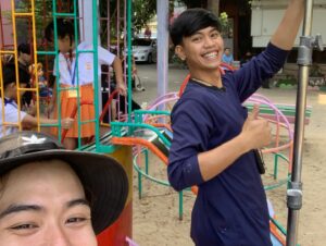 Sadanont Durongkhaweroj Instagram - Such a big moment and nothing but gratitude
นี่คงเป็นการกล่าวถึงเผื่อเป็นเครื่องย้ำเตือน เผื่อเป็นเพื่อนที่หวนหาเมื่อเวลาล่วงเลย เผื่อเป็นสถานที่ความทรงจำที่เราต่างได้เติบโตเรียนรู้
คำแรกก็คงจะเป็น รักมากๆเลยว่ะครับไอสัสทุกคน
ในขณะที่เราต่างมีชีวิตการงานหน้าที่ความรับผิดชอบตัวเองสิ่งนึงที่สถานะนักศึกษาจะดึงคนมาอยู่รวมกันได้คือธีสิส และแน่นอน แม่งหินมากๆสำหรับหลายๆคน เราเห็นทุกคนตั้งแต่วันที่กังวลใจจนวันที่ร้องไห้ตื้นตันเพราะสิ่งที่ผ่านพ้นมา
และแน่นอน 100% มันมาจากมือพวกมึงเองทั้งนั้นเลยนะ จากกายหยาบ จากสมอง จากความรู้สึกพวกมึงเองทั้งนั้นเลย
ภูมิใจแทนจริงๆสำหรับทุกปัญหาที่ก้าวผ่าน วันนี้อาจจะยังยากที่จะเชื่อ แต่เดี๋ยวเวลาคงพาไปพิสูจน์เองซักวันนึง
ขอบคุณที่ไว้ใจให้เรามาทำงานนี้ในฐานะ Acting Coach ซึ่งยากมากกก เอ๋อแดกเป็นกิจวัตรเลย แต่ขอบคุณมากจริงๆ
อยากจะขอขอบคุณคุณลุงวัลลภ และ พี่เนส ผู้น่ารัก ที่มีเครื่องมือให้ยืมใช้กันถ้วน ขอบคุณทุกชอยส์ที่คุณเลือกกันมา ไม่ว่าจะเป็นอะไรสำหรับผมมันใหม่มากๆ และผมได้เรียนรู้จากคุณไปด้วย เป็นประสบการณ์ทำงานที่สนุกและสบายใจมากๆเลย
Shout out to คุณแม่ญี่ปุ่น @yipoon.nutpaphat คุณพี่สายฟ้า น้องเซฟ @sncnpy  ที่มาร่วมเป็นส่วนหนึ่งของครอบครัวภูนะครับ การมีพวกคุณทุกคนอยู่กับภูมันอบอุ่นเหลือเกินจริงๆ ขอบคุณขอบคุณขอบคุณ
Shout out to the team! พวกนาย เรารู้กัน รักเสมอ
Shout out to น้องๆพี่ๆที่มาช่วย ขอบคุณทุกแรงใจ และดีใจมากๆกับฟี้ดแบคการทำงาน ขอให้ได้อะไรดีๆไปใช้กับกองอื่นๆนะฮะ spread the love!!
ขอบคุณชาวสมุทรปราการและละแวกใกล้เคียงสถานที่ถ่ายทำที่น่ารักกับพวกผมกันมากๆ โดยเฉพาะน้องๆอนุบาลที่น่ารักมากมากกกกกกกก โอ้ยยยยยยยย น้องงงงงงงง
และที่สำคัญ ที่ซึ่งไม่เคยพูดกล่าวที่ใดในรูปแบบไหน
ขอบคุณตัวเองมากๆเลยที่ในขณะที่กลัวจนแทบจะหัวหดกับโลกกว้างนี้ ยังคงกล้าที่จะออกไปข้างนอก ออกไปทำไปสร้าง ไปสานฝันอยู่เรื่อยๆจนถึงทุกวันนี้ นี่จะเป็นเช็คพอยท์สำคัญในชีวิตผมอีกหนึ่งหมุด และมันจะมีความหมายอยู่ไปอีกนาน

และถึงทุกๆคนที่มีส่วนร่วมให้เกิดงานนี้ขึ้นมา ขอขอบพระคุณอย่างสุดหัวจัย

อยากจะฝาก “ ใต้ฝุ่น “ ไว้ในอ้อมอ๊กออมใจ๋ทุกท่านนะครับ ติชมกันได้ เพราะทุกเสียงจากคนดูหลังจากนี้จะสำคัญมากๆ เจอกันอีกทีที่ ฤดูหนัง ปลายปีนี้ครับ :)
📸 : @thiengkim @guyguyyyyyy
