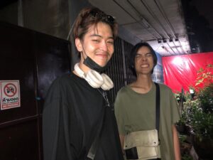 Sadanont Durongkhaweroj Instagram - Such a big moment and nothing but gratitude
นี่คงเป็นการกล่าวถึงเผื่อเป็นเครื่องย้ำเตือน เผื่อเป็นเพื่อนที่หวนหาเมื่อเวลาล่วงเลย เผื่อเป็นสถานที่ความทรงจำที่เราต่างได้เติบโตเรียนรู้
คำแรกก็คงจะเป็น รักมากๆเลยว่ะครับไอสัสทุกคน
ในขณะที่เราต่างมีชีวิตการงานหน้าที่ความรับผิดชอบตัวเองสิ่งนึงที่สถานะนักศึกษาจะดึงคนมาอยู่รวมกันได้คือธีสิส และแน่นอน แม่งหินมากๆสำหรับหลายๆคน เราเห็นทุกคนตั้งแต่วันที่กังวลใจจนวันที่ร้องไห้ตื้นตันเพราะสิ่งที่ผ่านพ้นมา
และแน่นอน 100% มันมาจากมือพวกมึงเองทั้งนั้นเลยนะ จากกายหยาบ จากสมอง จากความรู้สึกพวกมึงเองทั้งนั้นเลย
ภูมิใจแทนจริงๆสำหรับทุกปัญหาที่ก้าวผ่าน วันนี้อาจจะยังยากที่จะเชื่อ แต่เดี๋ยวเวลาคงพาไปพิสูจน์เองซักวันนึง
ขอบคุณที่ไว้ใจให้เรามาทำงานนี้ในฐานะ Acting Coach ซึ่งยากมากกก เอ๋อแดกเป็นกิจวัตรเลย แต่ขอบคุณมากจริงๆ
อยากจะขอขอบคุณคุณลุงวัลลภ และ พี่เนส ผู้น่ารัก ที่มีเครื่องมือให้ยืมใช้กันถ้วน ขอบคุณทุกชอยส์ที่คุณเลือกกันมา ไม่ว่าจะเป็นอะไรสำหรับผมมันใหม่มากๆ และผมได้เรียนรู้จากคุณไปด้วย เป็นประสบการณ์ทำงานที่สนุกและสบายใจมากๆเลย
Shout out to คุณแม่ญี่ปุ่น @yipoon.nutpaphat คุณพี่สายฟ้า น้องเซฟ @sncnpy  ที่มาร่วมเป็นส่วนหนึ่งของครอบครัวภูนะครับ การมีพวกคุณทุกคนอยู่กับภูมันอบอุ่นเหลือเกินจริงๆ ขอบคุณขอบคุณขอบคุณ
Shout out to the team! พวกนาย เรารู้กัน รักเสมอ
Shout out to น้องๆพี่ๆที่มาช่วย ขอบคุณทุกแรงใจ และดีใจมากๆกับฟี้ดแบคการทำงาน ขอให้ได้อะไรดีๆไปใช้กับกองอื่นๆนะฮะ spread the love!!
ขอบคุณชาวสมุทรปราการและละแวกใกล้เคียงสถานที่ถ่ายทำที่น่ารักกับพวกผมกันมากๆ โดยเฉพาะน้องๆอนุบาลที่น่ารักมากมากกกกกกกก โอ้ยยยยยยยย น้องงงงงงงง
และที่สำคัญ ที่ซึ่งไม่เคยพูดกล่าวที่ใดในรูปแบบไหน
ขอบคุณตัวเองมากๆเลยที่ในขณะที่กลัวจนแทบจะหัวหดกับโลกกว้างนี้ ยังคงกล้าที่จะออกไปข้างนอก ออกไปทำไปสร้าง ไปสานฝันอยู่เรื่อยๆจนถึงทุกวันนี้ นี่จะเป็นเช็คพอยท์สำคัญในชีวิตผมอีกหนึ่งหมุด และมันจะมีความหมายอยู่ไปอีกนาน

และถึงทุกๆคนที่มีส่วนร่วมให้เกิดงานนี้ขึ้นมา ขอขอบพระคุณอย่างสุดหัวจัย

อยากจะฝาก “ ใต้ฝุ่น “ ไว้ในอ้อมอ๊กออมใจ๋ทุกท่านนะครับ ติชมกันได้ เพราะทุกเสียงจากคนดูหลังจากนี้จะสำคัญมากๆ เจอกันอีกทีที่ ฤดูหนัง ปลายปีนี้ครับ :)
📸 : @thiengkim @guyguyyyyyy