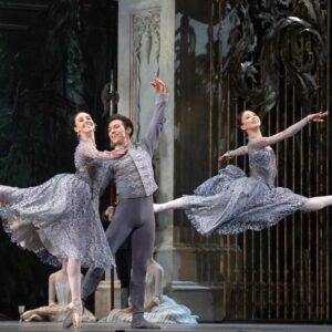 Sae Maeda Instagram - Opening night of Swan lake this Wednesday🦢Excited to share the stage with these beautiful people🤍

📸 @dancersdiary