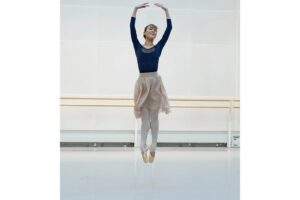 Sae Maeda Instagram - Rehearsal shots🦢
Preparing for my first Pas de trois show in #rohswanlake 
Thank you so much @dancersdiary 📸🌟