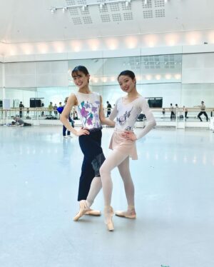 Sae Maeda Instagram - 𝑠𝑡𝑖𝑛𝑎 𝟸𝟶𝟸𝟺 『𝐷𝑟𝑒𝑎𝑚 𝐶𝑎𝑡𝑐ℎ𝑒𝑟』 𝐴𝑝𝑟𝑖𝑙 𝐶𝑜𝑙𝑙𝑒𝑐𝑡𝑖𝑜𝑛 🌷
スティナさんの新作4月コレクションが本日より予約販売開始されました🍀是非チェックしてみてください♡ 
I’m still till dreaming about this place🤍🫧 @royaloperahouse 🇬🇧 wearing new collection by @stina_official_ 👯‍♀️💕

❁着用レオタード
Yume @yumeokano ＊ type V lucky / Reverence pearl
Sae chan @sae_maeda ＊ type I drop / Majesty white

❁予約販売期間
4月16日(火)12:00〜4月21日(日)23:55

#stina #stinasayuri #stinaleotard @stina_official_ @sayurikubota

✻
✻
✻

#ballet #balletdancer #ballerina #pointeshoes 
#balletphotography #balletphoto #dancephotograph #balletworld #balletoutfit #balletlife #polishnationalballet #warsaw #warszawa #balletleotard #london #royaloperahouse #royalballet #バレリーナ #トウシューズ #バレエダンサー #ロンドン #ロイヤルバレエ #ロイヤルオペラハウス #ポーランド #スティナ #レオタード