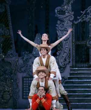 Sae Maeda Instagram - Looking forward to dancing Clara again tomorrow with my wonderful Nutcracker @joseph.sissens 🤍🎄
Photo📸　 @mary_brown