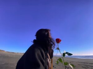 Sahel Rosa Instagram - 大事な花束を海へ

仲間に
約束果たせなかったけど
アナタには
会えた気がした

大事な仲間
見守っていてね

そちらに行く前にやり残したこと
山積みだから

待っていてね。

と誓った
前にはなかなか進めないけど
なんだか前よりは後退りが短い

乗り越えられない悲しみは
大事に乗り越えずに
横に添えた

たーちゃん
つれてきてくれて
本当にありがとうございます。