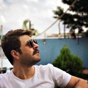 Şahin Irmak Instagram - Şu yokarlardan bi ev alsak 👀 @gokhanabi