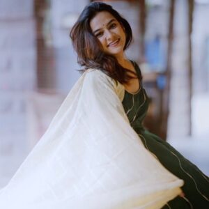 Sahithi Avancha Instagram - ✨️NADA💚NIYAAN✨️

DOP, EDIT, COLOUR- @rathan_jones

#viralreels#nadaaniyan#videography#sahithiavancha#instareels#happy