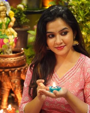 Sahithi Avancha Instagram - Happy Diwali💫✨

Thankyou✨ @pravieavancha for these beautiful pictures❤️❤️

#diwali#diwali2023#festival#sahithiavancha
