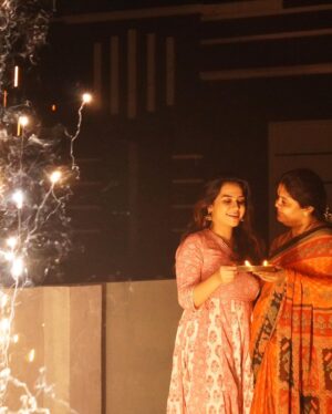 Sahithi Avancha Instagram - Happy Diwali💫✨

Thankyou✨ @pravieavancha for these beautiful pictures❤️❤️

#diwali#diwali2023#festival#sahithiavancha
