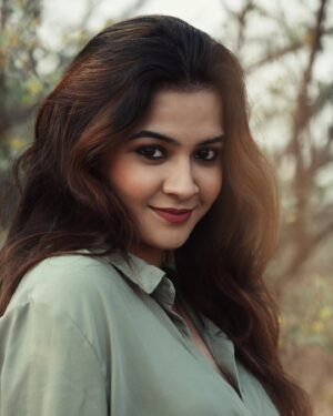 Sahithi Avancha Instagram - ✨Baggy shirt and messy hair✨

#newpost#sahithiavancha