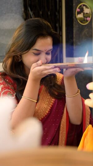 Sahithi Avancha Instagram - May the divine blessings of Lord Ganesh guide you through the nine days of Navarathri🙏🏻filling your life with joy and prosperity!❤️❤️

VC- @pravieavancha 

#newreels#ganeshchaturthi#devashreeganesha #ganesha#traditional#saree#trending#vinayakachavithi#sahithiavancha