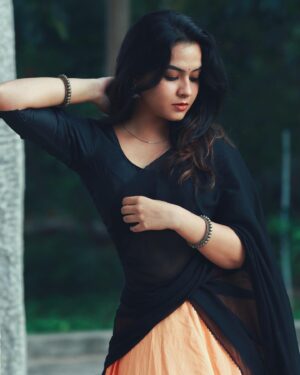 Sahithi Avancha Instagram - Soul full of sunshine…💛💛

#newpost#instapost#traditional#love#looks#sunshine
