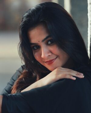 Sahithi Avancha Instagram - Soul full of sunshine…💛💛

#newpost#instapost#traditional#love#looks#sunshine
