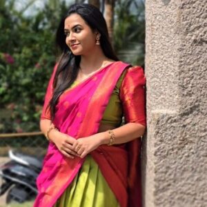 Sahithi Avancha Instagram - Ponamani Un Veetil Sowkiyama?
Naan Ingu Sowkyame!!💝💝

#tamilsong#kanmani#kammaniepremalekhane#traditional#trendingsong#temple#classic#lahenga#sahithiavancha#instagram#kamalhasan#oldsongs