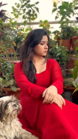 Sahithi Avancha Instagram - Let’s talk? Chor👀

#newreels#trending#viral#expression#song#sahithiavancha#instagram#chor