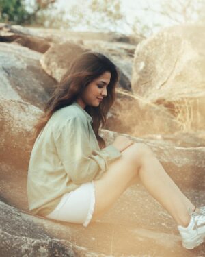 Sahithi Avancha Instagram - ✨Baggy shirt and messy hair✨

#newpost#sahithiavancha