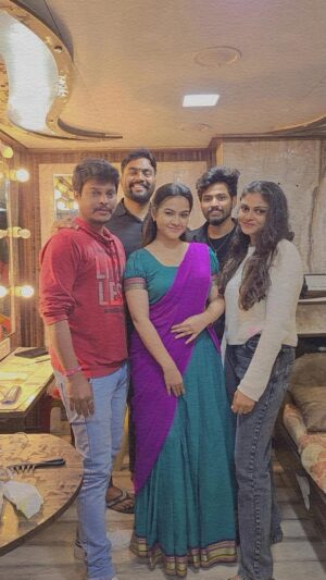 Sahithi Avancha Instagram - Hahahah, Just looking like a wow✨😆

@arun_mac123 @best_place_to_makeover1 @chinurajput___________ 

#funatshoot#justlookinglikeawow#movieteam#bts