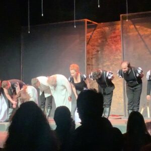 Şahnaz Çakıralp Instagram - Sahnede bir kral ..
Haluk Bilginer ✨💫

Muazzam🌟

@oyunatolyesi 
#halukbilginer 
#krallear 
#shakespeare