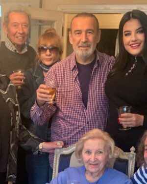 Şahnaz Çakıralp Instagram - Yıllarca Tiyatro İstanbul’da aynı sahneyi paylaştığım biricik “ Can Beyim” çok değerli tiyatro sanatçısı Can Gürzap’ın ani vefatının üzüntüsü içindeyim. Sanat camiası başta olmak üzere tüm sevenlerinin başı sağolsun. 
#CanGürzap ❤️
