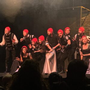 Şahnaz Çakıralp Instagram - Sahnede bir kral ..
Haluk Bilginer ✨💫

Muazzam🌟

@oyunatolyesi 
#halukbilginer 
#krallear 
#shakespeare