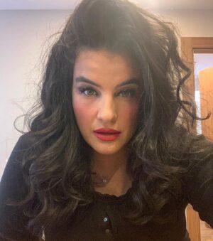 Şahnaz Çakıralp Instagram - Turnedeyiz . 
Yarın en sevdiğim şehirlerden Antalyaya gidiyoruz. Pek bi sevinçliyim. 
Kuaförüm Selahattin’in yaptığı saç oyunda bana üç gün dayanıyor. Kocaman bir teşekkür de @sselahattin.yilmaz a 🙏💇🏻‍♀️