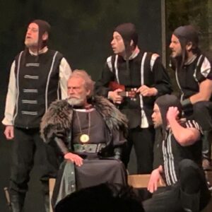 Şahnaz Çakıralp Instagram - Sahnede bir kral ..
Haluk Bilginer ✨💫

Muazzam🌟

@oyunatolyesi 
#halukbilginer 
#krallear 
#shakespeare