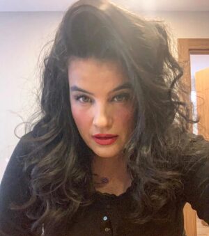 Şahnaz Çakıralp Instagram - Turnedeyiz . 
Yarın en sevdiğim şehirlerden Antalyaya gidiyoruz. Pek bi sevinçliyim. 
Kuaförüm Selahattin’in yaptığı saç oyunda bana üç gün dayanıyor. Kocaman bir teşekkür de @sselahattin.yilmaz a 🙏💇🏻‍♀️