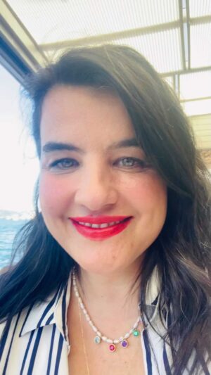 Şahnaz Çakıralp Instagram - Fuatcığımla beraber harika bir gün geçirdik . Eskileri yadettik, çok anlattık çok güldük. Fuat’ın konser programı benim tiyatro oyunum derken koca bir kış geçmiş. Tam da şimdi böyle güzel bir yaz gününde Boğaz’da dört saat dört dakika gibi geçti. Fuat bir kaç güne  Bodrum’a geçecek, Gümüşlük Off da konseri var. Yurtdışında bir çok yabancı sanatçıyla çalışmaları var. Bi iki sürprizi de olacak ama öyle böyle değil 🚀🚀 
Hayat paylaşınca güzel 🌟
@fuatguner48 ❤️😘😘😘 #fuatgüner #mfö #bayram #hayatpaylaşıncagüzel