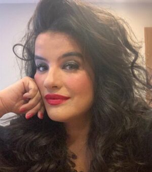 Şahnaz Çakıralp Instagram - Turnedeyiz . 
Yarın en sevdiğim şehirlerden Antalyaya gidiyoruz. Pek bi sevinçliyim. 
Kuaförüm Selahattin’in yaptığı saç oyunda bana üç gün dayanıyor. Kocaman bir teşekkür de @sselahattin.yilmaz a 🙏💇🏻‍♀️