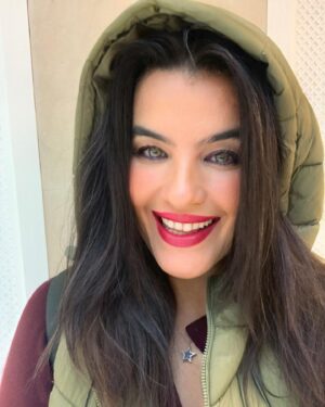Şahnaz Çakıralp Instagram - Benim için yılbaşı hep ekimde başlar
Benim yeni yıl duygum eylül ekimdir 
Sonbahar başlangıçların mevsimidir 📚🍀🖌🍁☀️