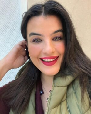 Şahnaz Çakıralp Instagram - Benim için yılbaşı hep ekimde başlar
Benim yeni yıl duygum eylül ekimdir 
Sonbahar başlangıçların mevsimidir 📚🍀🖌🍁☀️