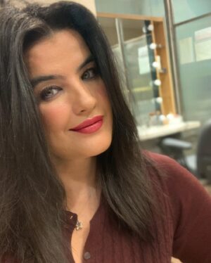 Şahnaz Çakıralp Instagram - Benim için yılbaşı hep ekimde başlar
Benim yeni yıl duygum eylül ekimdir 
Sonbahar başlangıçların mevsimidir 📚🍀🖌🍁☀️