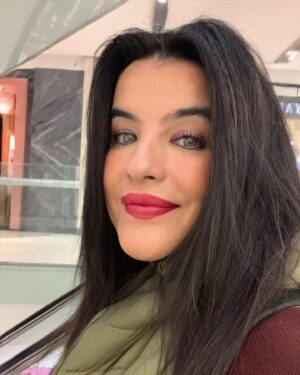 Şahnaz Çakıralp Instagram - Benim için yılbaşı hep ekimde başlar
Benim yeni yıl duygum eylül ekimdir 
Sonbahar başlangıçların mevsimidir 📚🍀🖌🍁☀️