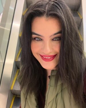 Şahnaz Çakıralp Instagram - Benim için yılbaşı hep ekimde başlar
Benim yeni yıl duygum eylül ekimdir 
Sonbahar başlangıçların mevsimidir 📚🍀🖌🍁☀️