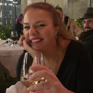 Şahnaz Çakıralp Instagram - yeni yılın ilk günleri ..ilk soğuklar , ilk havadisler , ilk danslar 🥂🍀🧚🏽‍♀️❤️