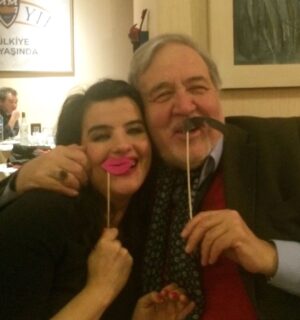 Şahnaz Çakıralp Instagram - Kocaman kalpli , iyi kalpli , merhametli İlberim Hocam ..
Nice yıllarımız olsun sizinle 
Sizi seviyorum, iyi ki varsınız 🎂
@ilberortayli 🚀🚀🚀
#ilberortaylı