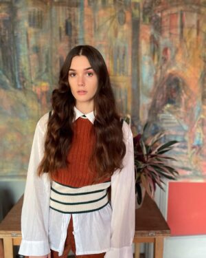 Sai Bennett Instagram - “Life imitates art far more than art imitates life” OW. 🌻
Thank you for the sweater vest of dreams from the dream collection by @lukeedwardhall x @gant #lehforgant